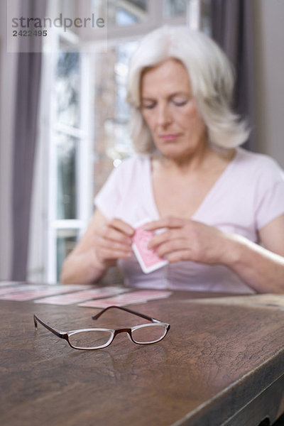 Seniorin spielt Solitär  Portrait