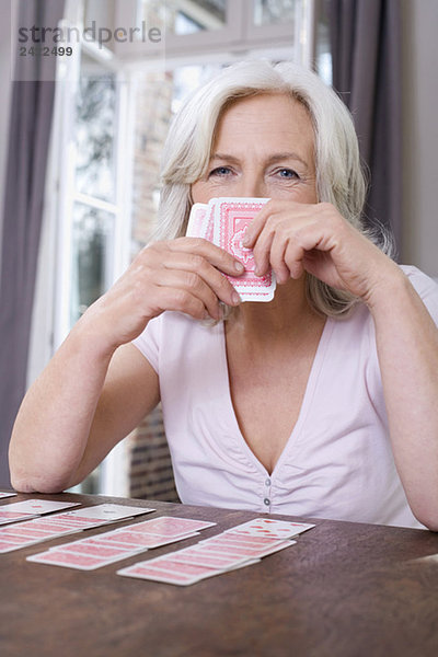 Seniorin spielt Solitär  Portrait