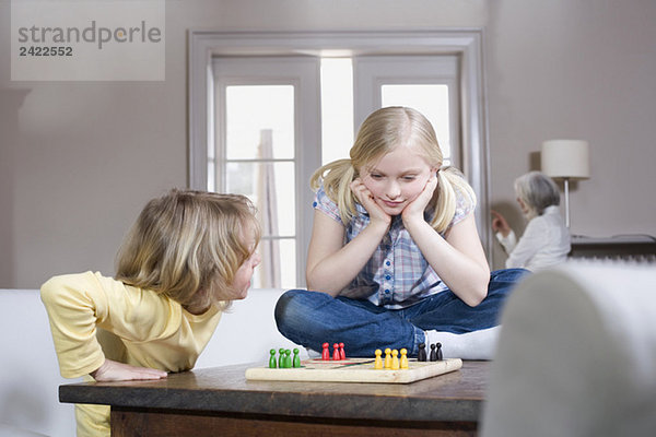 Junge (8-9) und Mädchen (8-9) beim gemeinsamen Spielen