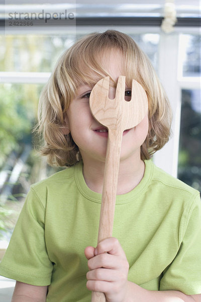 Portrait eines Jungen (8-9) mit Holzgabel