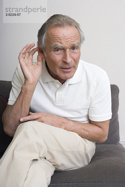 Senior Mann Hand an Ohr  Portrait
