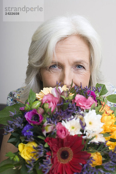 Seniorin mit Blumenstrauß  Portrait