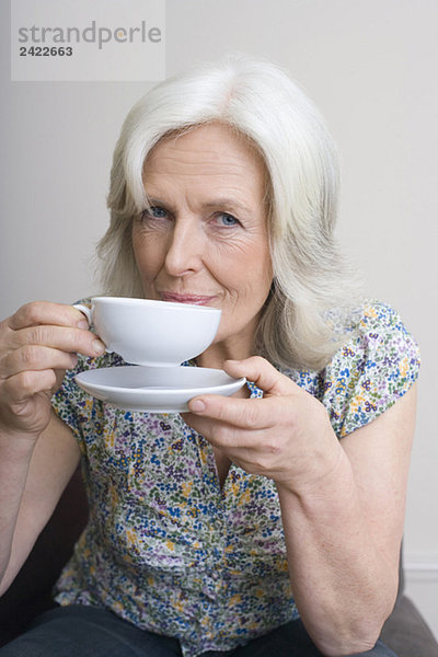 Seniorin beim Kaffeetrinken  Porträt