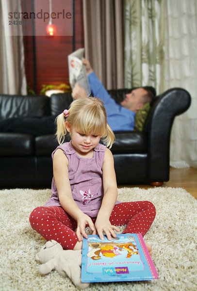 Vater und Tochter beim Lesen