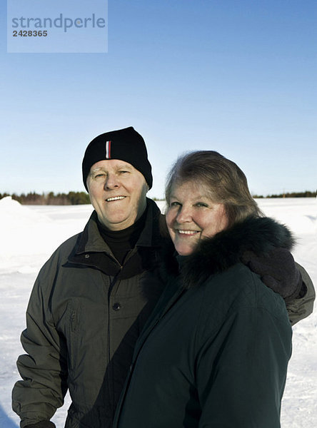 Ältere Paare in der Winterlandschaft