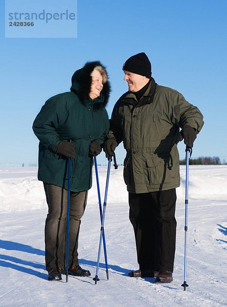 Seniorenpaar Nordic Walking