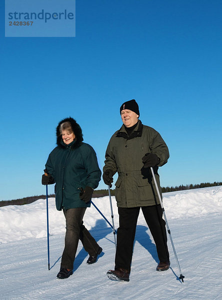 Mann und Frau Nordic Walking