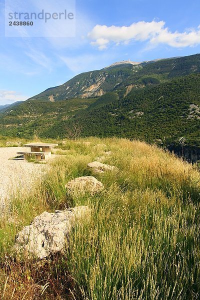 Felsen und Bank in Feld  Mont Ventoux  Vaucluse  Provence-Alpes-Côte d ' Azur  Frankreich