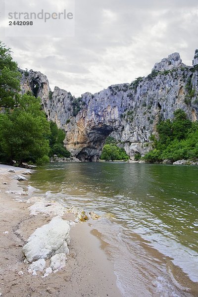 Fluss in Canyon  Schluchten der Ardèche  Provence-Alpes-Côte d ' Azur  Frankreich