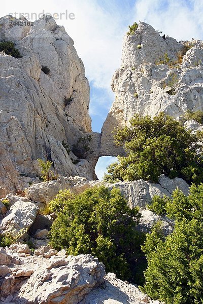 Felsformationen auf Landschaft  Dentelles de Montmirail  Vaucluse  Provence-Alpes-Côte d ' Azur  Frankreich