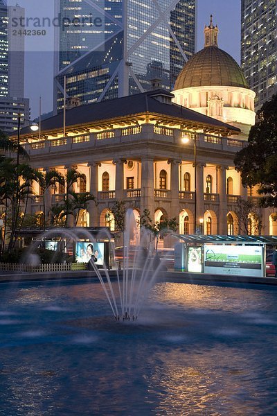 Brunnen vor beleuchtet Gebäude