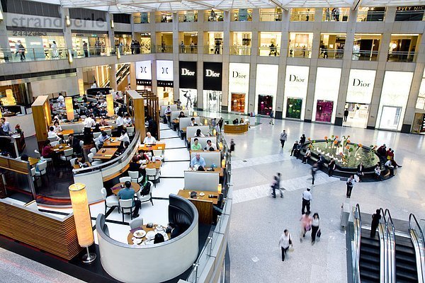 Erhöhte Ansicht der Touristen in Shopping-Mall  Hong Kong  China