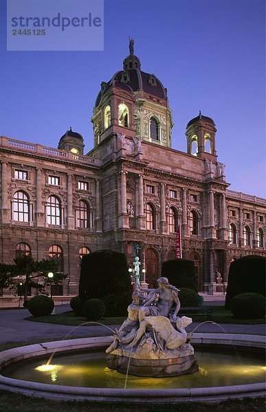 Brunnen vor Museum  Naturhistorisches Museum  Wien  Österreich