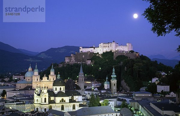 Stadt mit Burg im Hintergrund  Burg Hohenwerfen Schloss  Salzburg  Österreich