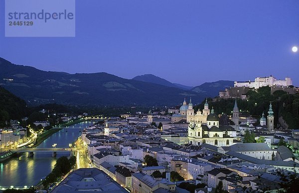 Stadt mit Burg im Hintergrund  Salzach River  Burg Hohenwerfen Schloss  Salzburg  Österreich