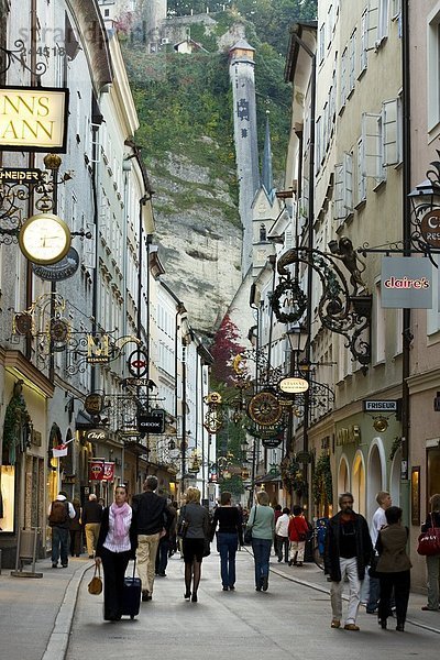 Menschen zu Fuß in Street  Salzburg  Österreich