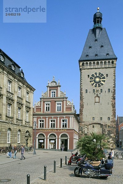 Touristen vor der Kirche  Altpoertel  Speyer  Rheinland-Pfalz  Deutschland