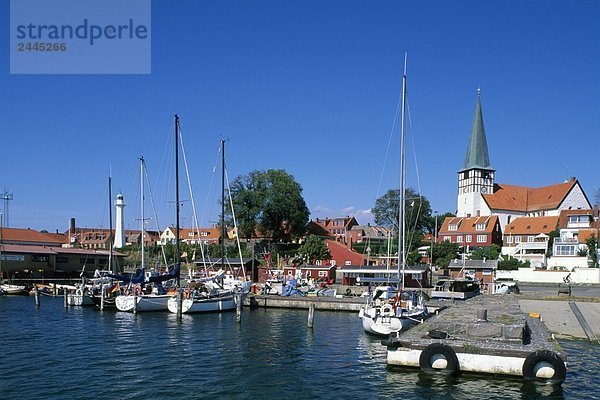 Boote am Hafen mit Kirche im Hintergrund  Ronne  Bornholm  Dänemark