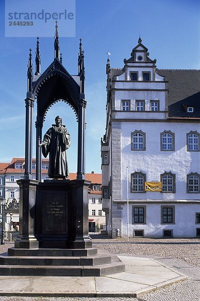 Statue vor der Stadt Halle  Wittenberg  Sachsen-Anhalt  Deutschland