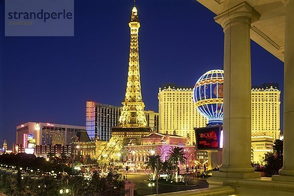Nachbildung der Eiffelturm beleuchtet nachts  Las Vegas  Nevada  USA