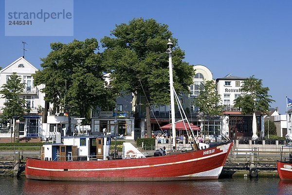 Segelboot im Dock  Warnemunde  Rostock  Mecklenburg-Vorpommern Deutschland