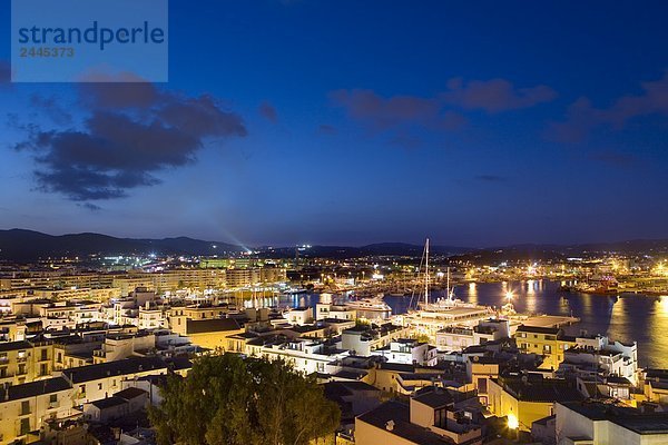 Stadt und Hafen beleuchtet nachts  Ibiza  Balearen Inseln  Spanien
