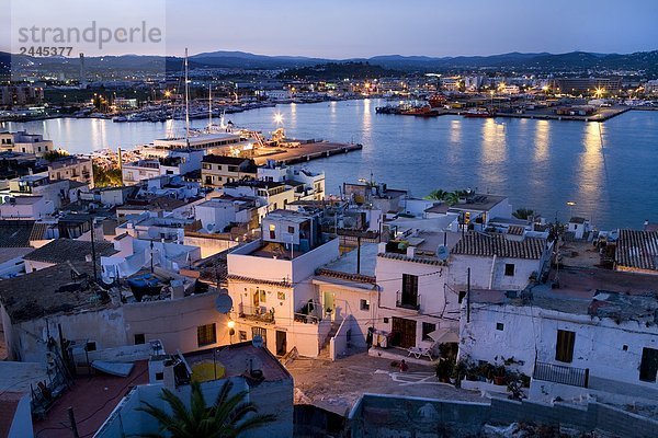 Stadt und Hafen an der Dämmerung  Ibiza  Balearen Inseln  Spanien