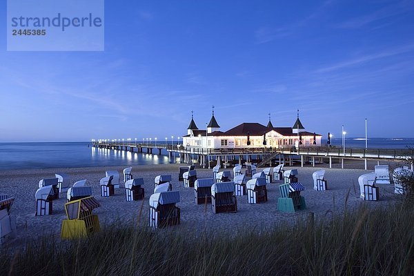 Hooded Liegestühle am Strand  Ahlbeck Pier Usedom Insel  Mecklenburg-Vorpommern Deutschland