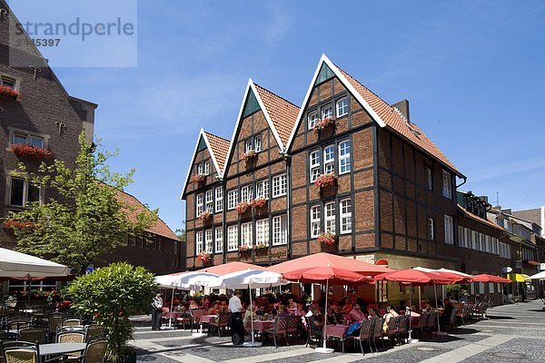 Leute sitzen auf outdoor-Café  Münster  Nordrhein-Westfalen  Deutschland
