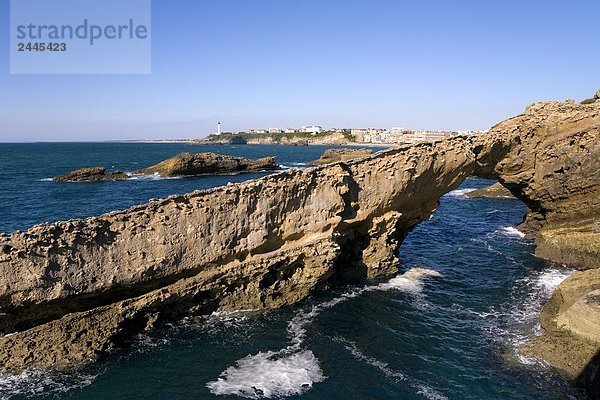 Natural Arch Formation im Ozean  Pointe Saint-Martin  Biarritz  Pyrénées-Atlantiques  Aquitaine  Frankreich