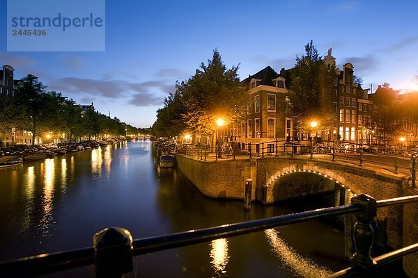 Brücke über den Kanal beleuchtet bei Nacht  Keizersgracht  Amsterdam  Niederlande