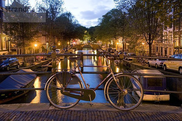 Fahrrad stützte sich auf Geländer auf Brücke über Kanal  Keizersgracht  Amsterdam  Niederlande