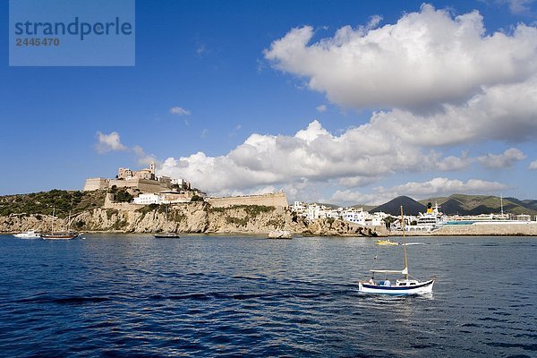 Boot im Meer mit Stadt im Hintergrund  Dalt Vila  Ibiza  Balearen Inseln  Spanien