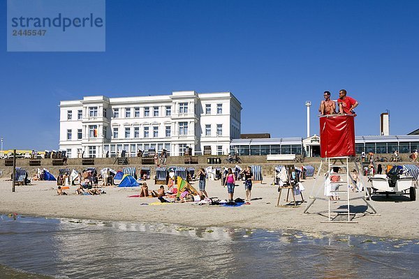 Touristen am Strand  Western Beach  Niedersachsen  Deutschland