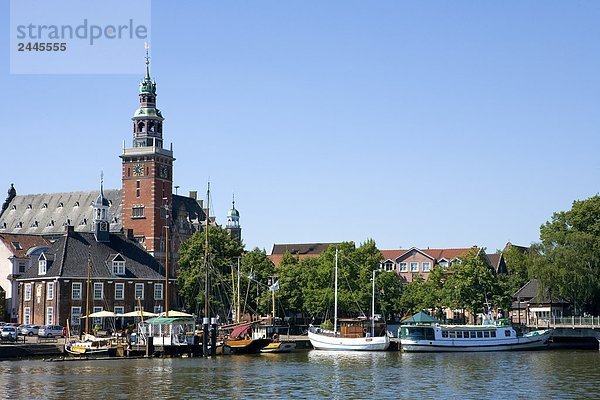 Boote in River in der Nähe von Rathaus  Leer  Niedersachsen  Deutschland