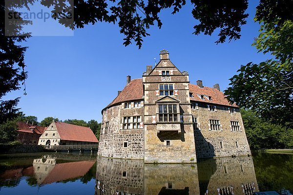Reflexion der Wasserschloss im Wasser  Burg Vischering  Ludinghausen  Nordrhein-Westfalen  Deutschland