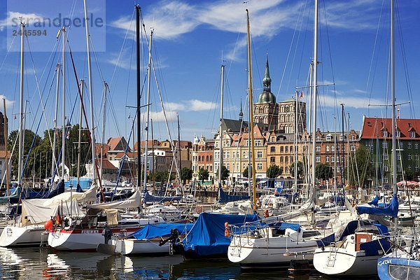 Fischen Boote im Hafen von der Kirche im Hintergrund  St. Nikolai russischen Kirche  Stralsund  Mecklenburg-Vorpommern Deutschland