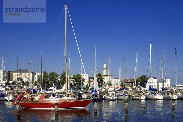 Segelboote in Harbor City im Hintergrund  Rostock  Warnemunde  Mecklenburg-Vorpommern  Berlin  Deutschland