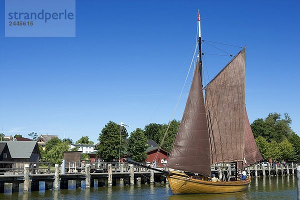 Segelschiff im Dock  Ahrenshoop  Halbinsel Fischland-Darß-Zingst  Mecklenburg-Vorpommern Deutschland