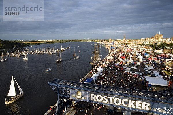 Erhöhte Ansicht der Segelboote im Meer während Festivals  Hanse Sail  Warnow  Rostock  Mecklenburg-Vorpommern Deutschland