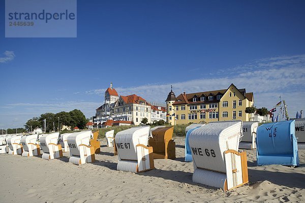 Hooded Liegestühle am Strand mit Hotels in Hintergrund  Kuhlungsborn  Bad Doberan  Mecklenburg-Vorpommern Deutschland