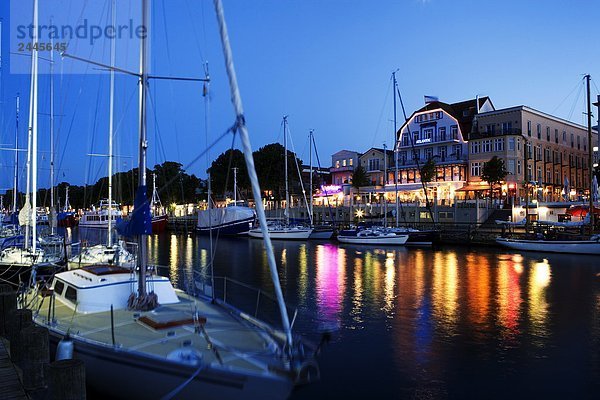 Boote im Hafen in der Nacht  Warnemunde  Rostock  Mecklenburg-Vorpommern Deutschland