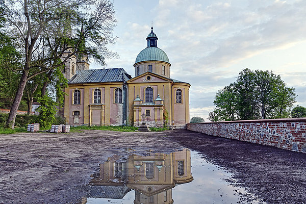 Reflexion der Kirche in Wasser  Neuzelle  Oder-Spree  Brandenburg  Deutschland