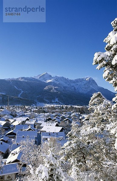 Luftbild der Stadt bedeckt im Schnee  Garmisch Partenkirchen  Bayern  Deutschland