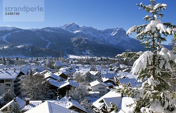 Luftbild der Stadt bedeckt im Schnee  Garmisch Partenkirchen  Bayern  Deutschland