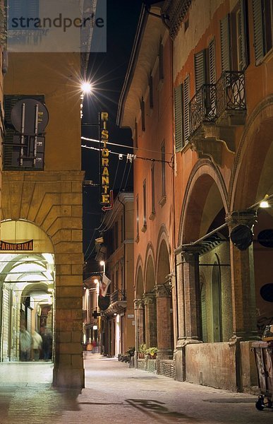 Gebäude beleuchtet nachts  Bologna  Italien