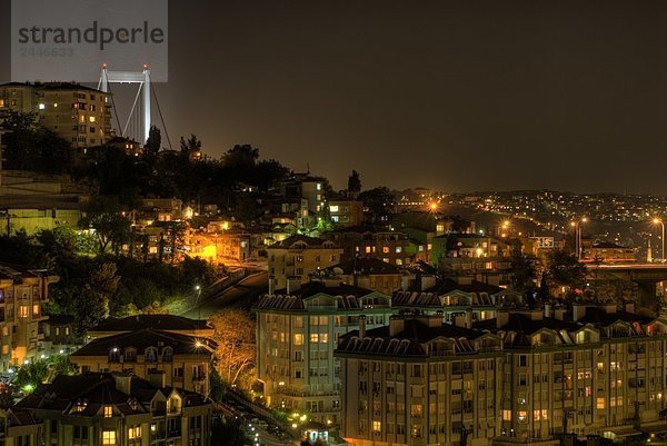 Stadtbild mit-Brücke bei Nacht  Bosporus-Brücke  Ortakoey  Istanbul  Türkei