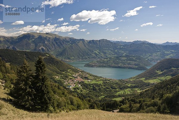 Italien  Lombardei  Bergamo  Monte Guglielmo  Montisola  Iseo See  Visti dal Colle Gombo Alto (1189 m).