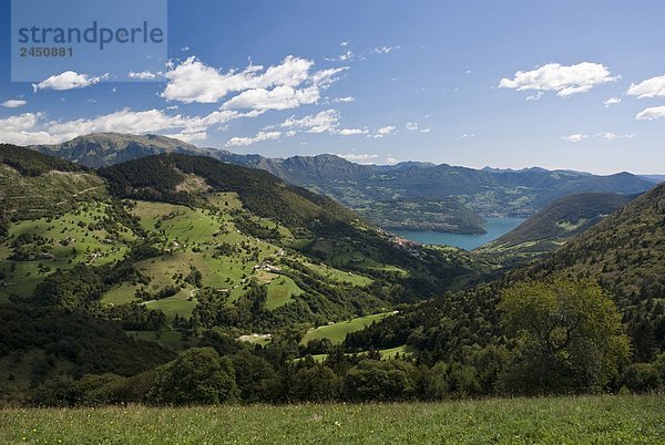 Italien  Lombardei  la Valle Delle Tombe (Tal)  Vigolo e Sullo Sfondo: il Lago d ' Iseo  Monte Isola e il Monte Guglielmo  Visti dal Colle Dedine (996 m).