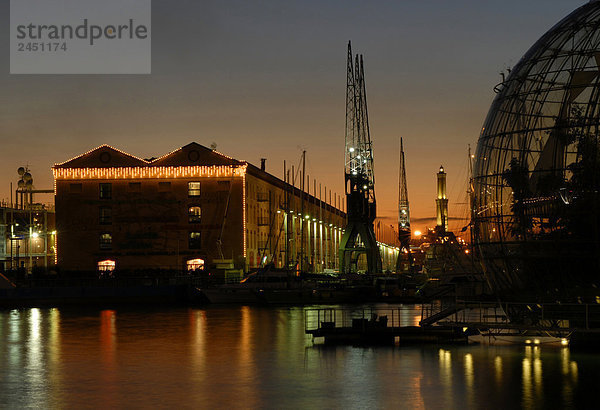 Italien  Ligurien  Genua  die Biosfera (Renzo Piano) im alten Hafen in der Dämmerung